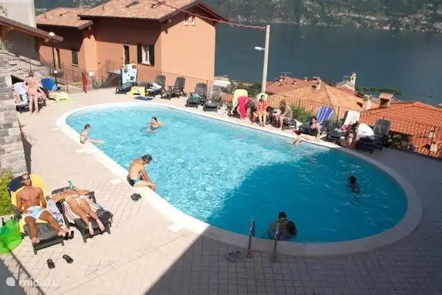 Das Schwimmbad mit Liegestühlen.