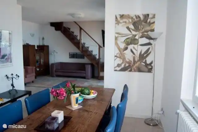 Das Wohnzimmer von der Küche aus gesehen.