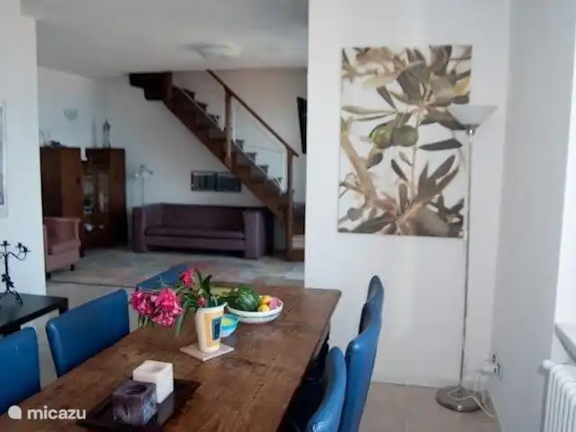 Location de Vacances Italie, Lac de Côme, Menaggio, appartement - Résidence Romana Le salon, vu de la cuisine.