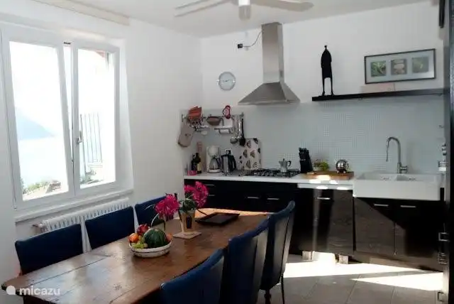 Die geräumige Küche mit Esstisch, Geschirrspüler, Kühl-Gefrierkombination, Backofen, Mikrowelle, 4-Flammen-Gasherd, Dunstabzug.