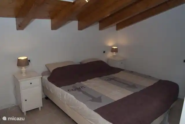 Die älteren Zweibettzimmer mit ausgezeichneten Matratzen und viel Stauraum.