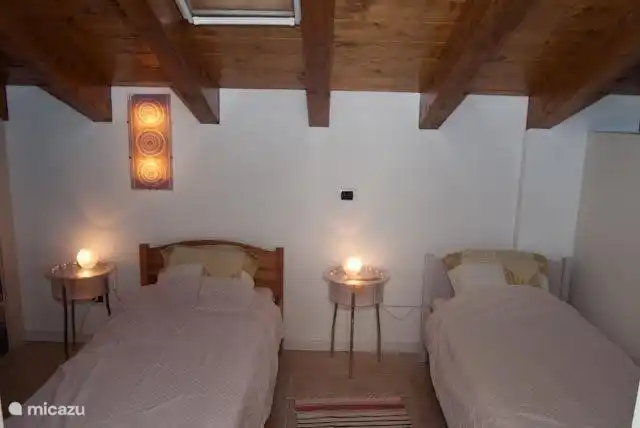Das zweite Schlafzimmer mit zwei Einzelbetten.