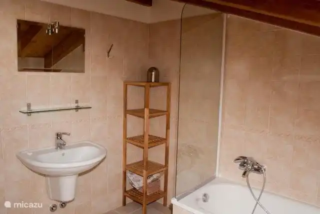 Das Bad im Dachgeschoss, mit Badewanne, Waschbecken, WC und Bidet.