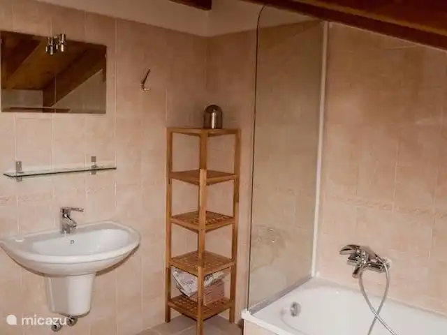 Location de Vacances Italie, Lac de Côme, Menaggio, appartement - Résidence Romana La salle de bain dans le grenier, avec baignoire, lavabo, WC et bidet.