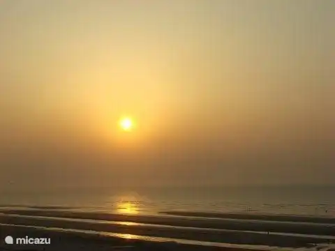 Par temps clair, vous pouvez voir le soleil se coucher dans la mer.