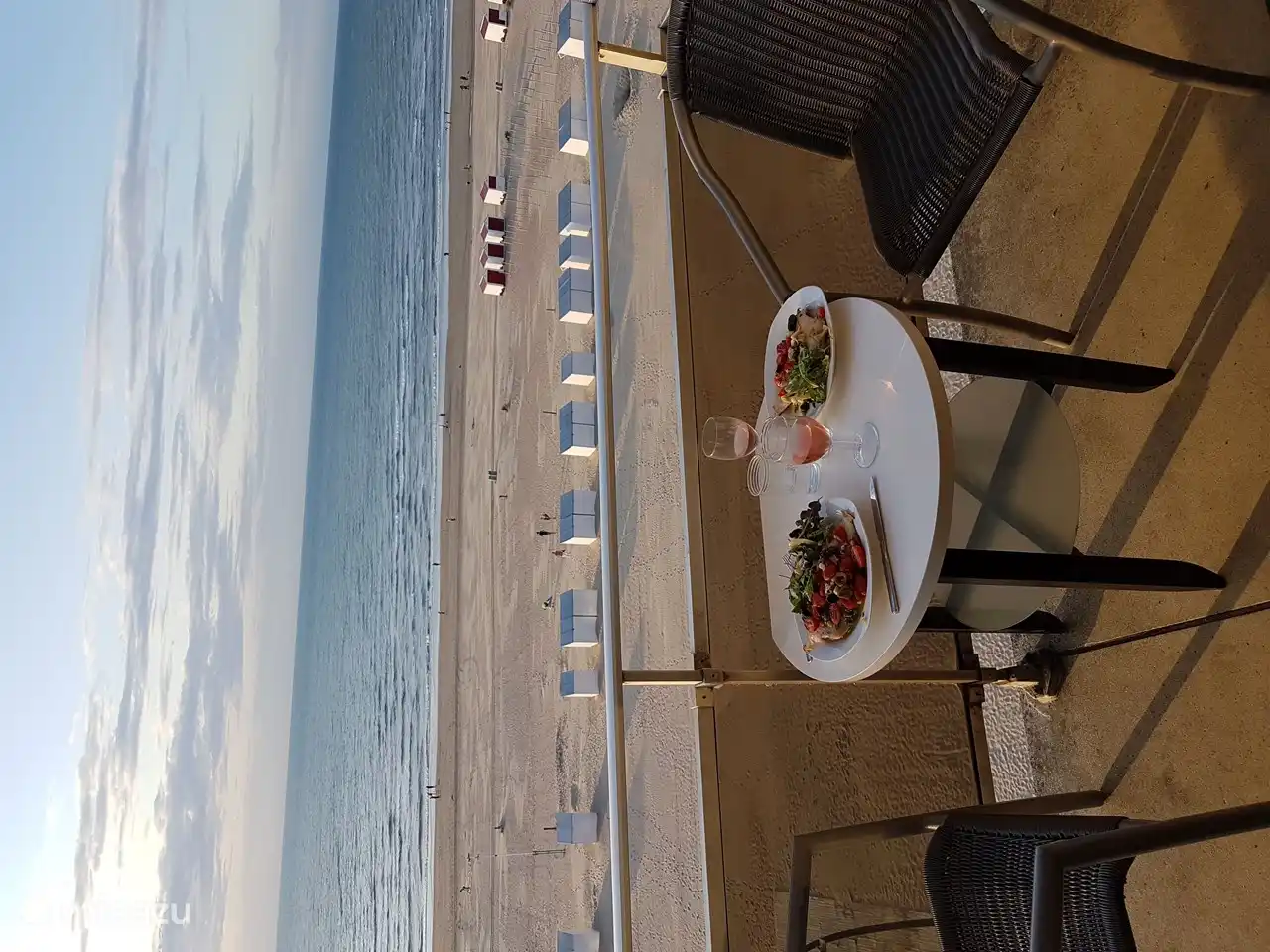 Quand il fait beau, vous pouvez manger sur le balcon avec vue sur la mer et le boulevard