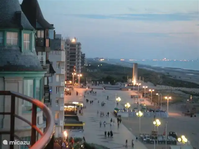 Il est également agréable de flâner le long du boulevard le soir. Sur cette photo la vue vers la France.