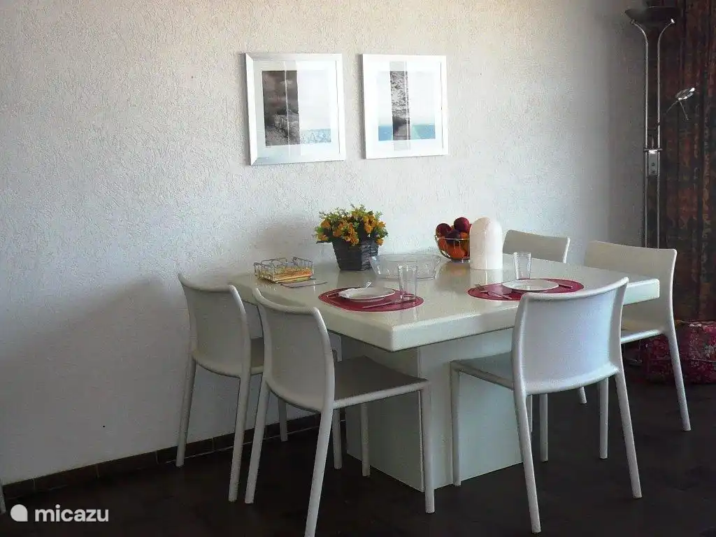 le salon spacieux dispose d'une grande table carrée où vous pourrez facilement jouer à un jeu avec 8 personnes.