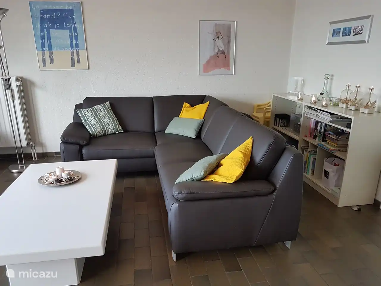 2 canapés confortables s'intègrent facilement dans le salon très spacieux.