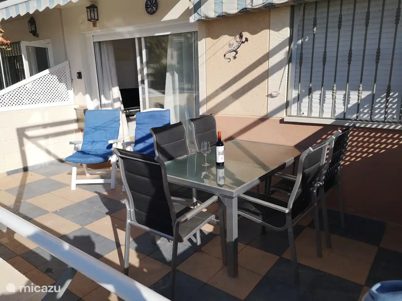 Große Terrasse mit Blick auf den Swimmingpool auf der linken Seite und Blick auf das Meer auf der rechten Seite.