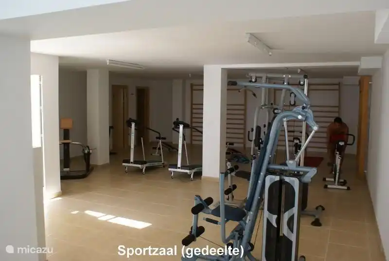 Gym, nur für die Bewohner. Sie bekommen einen Schlüssel und können unbegrenzt Zugang haben, wann immer Sie wollen. Duschen und Toiletten sind vorhanden.