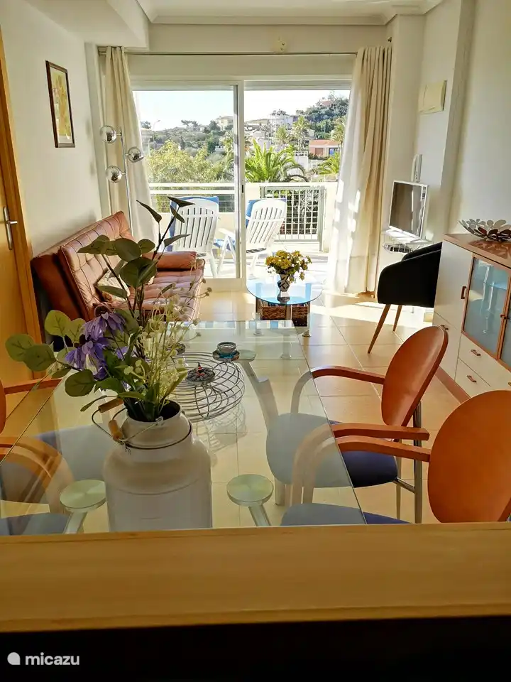 Blick aus dem Wohnzimmer. Seit 2023 mit großer Schiebetür.