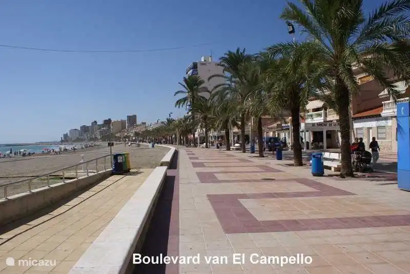 Der lange Boulevard im Zentrum von El Campello. Mit vielen Restaurants und Terrassen.