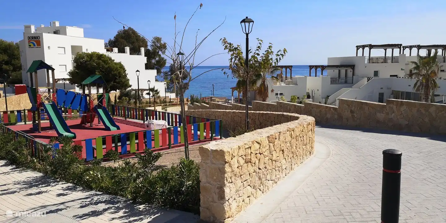 Neben dem Spielplatz auf unserer Anlage gibt es nun einen weiteren am Eingang unserer Nachbarn von Dormio.