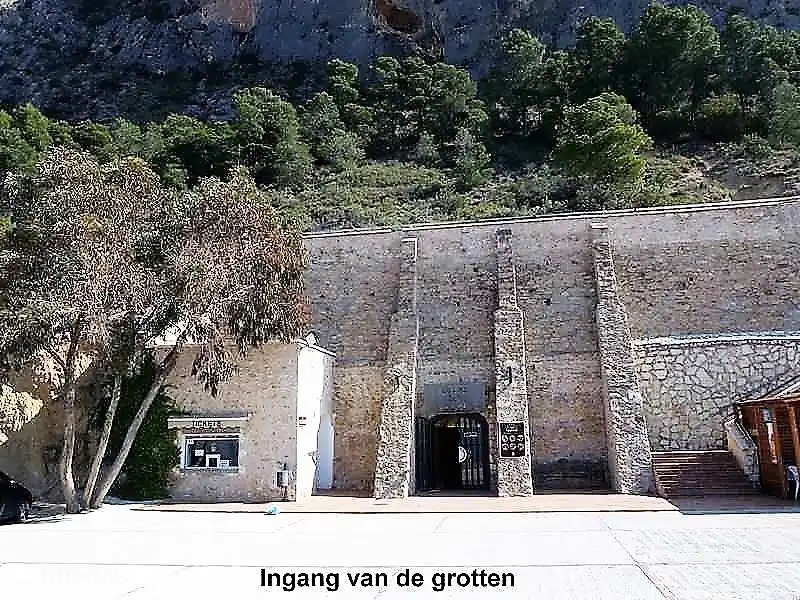 Eingang zu einer schönen Höhle, 20 Minuten von der Wohnung entfernt