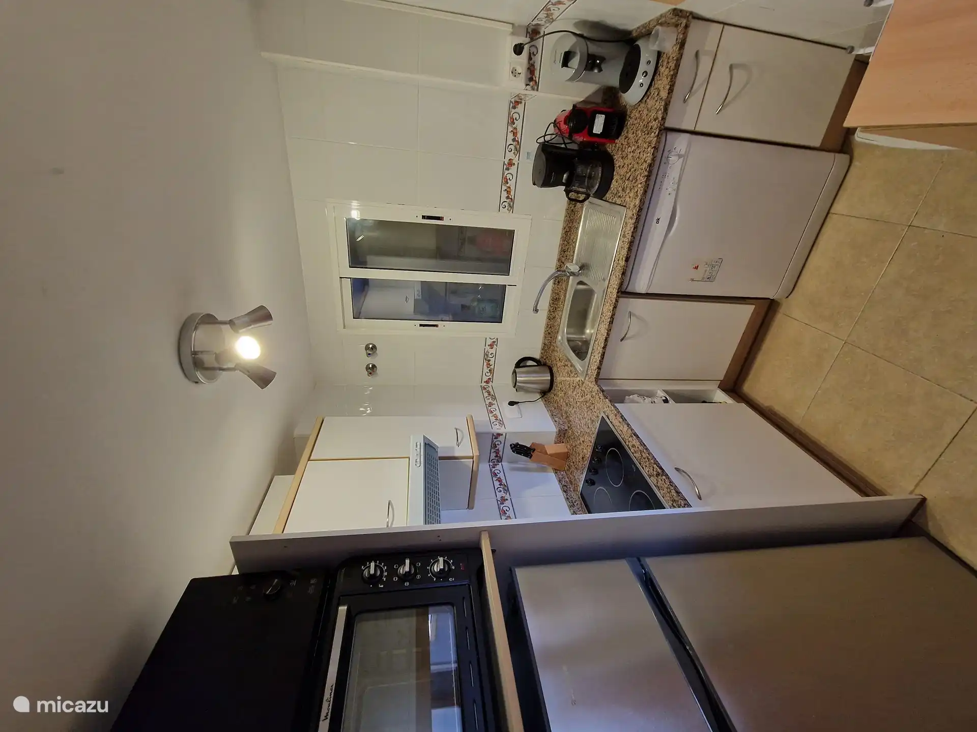 Küche sehr komplett. Waschmaschine und Trockner befinden sich im Hauswirtschaftsraum