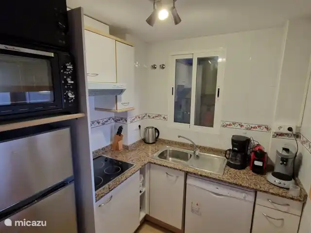 SOL Y MAR, HEERLIJK  appartement. huren in Spanje, Costa Blanca, El Campello - appartement Keuken zeer compleet. Wasmachine en droger staan in de bijkeuken