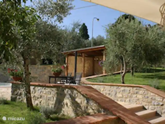 vakantiehuis huren in Italië, Umbrië, Panicale – Casa delle Rondini Trap naar het zwembad en gazebo