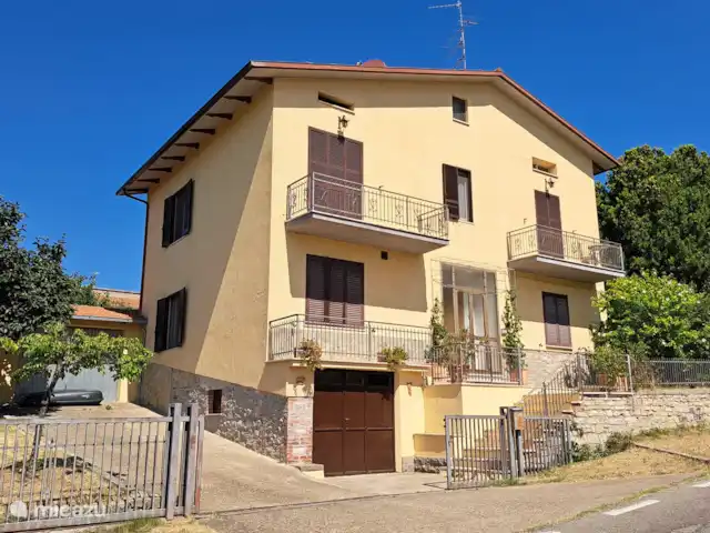 vakantiehuis huren in Italië, Umbrië, Panicale – Casa delle Rondini Voorkant van het huis