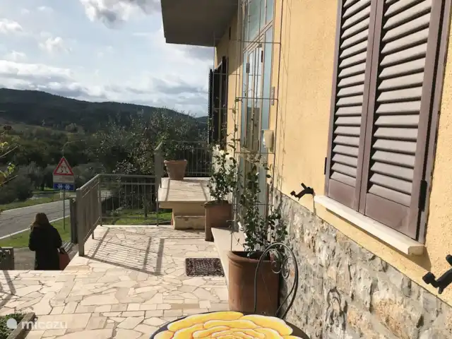 vakantiehuis huren in Italië, Umbrië, Panicale – Casa delle Rondini Terras voorzijde