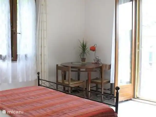 vakantiehuis huren in Italië, Umbrië, Panicale – Casa delle Rondini ruime slaapkamer met balkondeuren