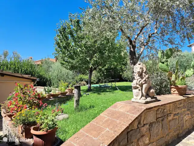 vakantiehuis huren in Italië, Umbrië, Panicale – Casa delle Rondini Linkerzijde tuin