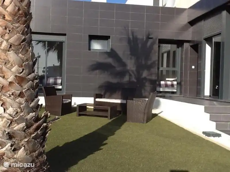 Beide Schlafzimmer und das Wohnzimmer bieten einen Blick auf den Garten.