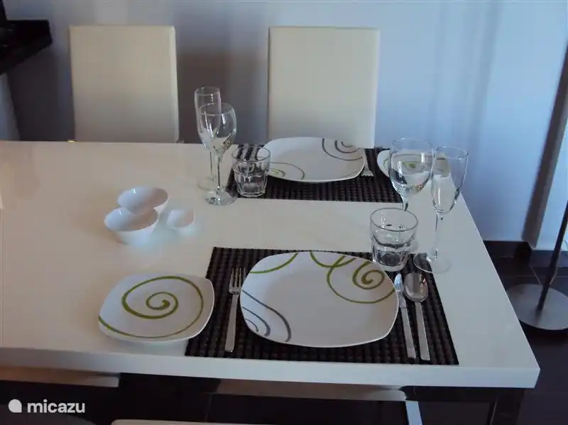 Es gibt genügend Geschirr, Bestecke und Gläser vorhanden um den Tisch zu decken gemütlich.