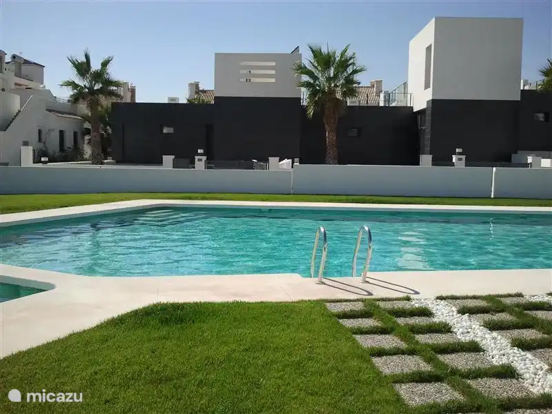 Direkt neben dem Haus befindet sich der Pool mit Kinderbecken.