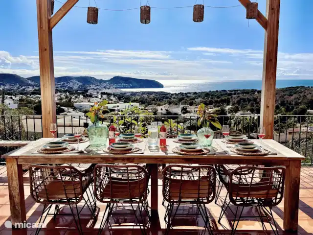 Villa Palma Real en España, Costa Blanca, Moraira - villa En la terraza inferior hay una cocina exterior muy atractiva, con asientos, un bar, una ventana a la piscina, un lavavajillas, nevera americana, barbacoa, fregadero y placa eléctrica.