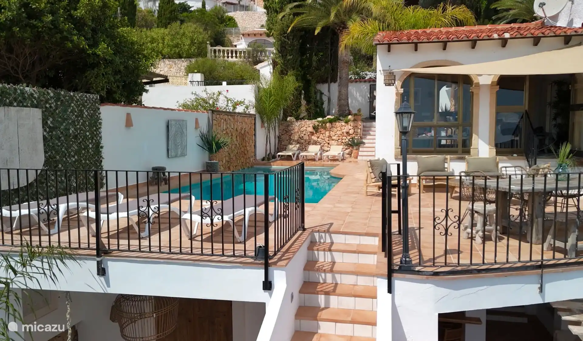 Auf der oberen Terrasse befindet sich der Swimmingpool mit mehreren Sonnenliegen. Auf Wunsch kann eine Schwimmbadsicherheit eingerichtet werden.