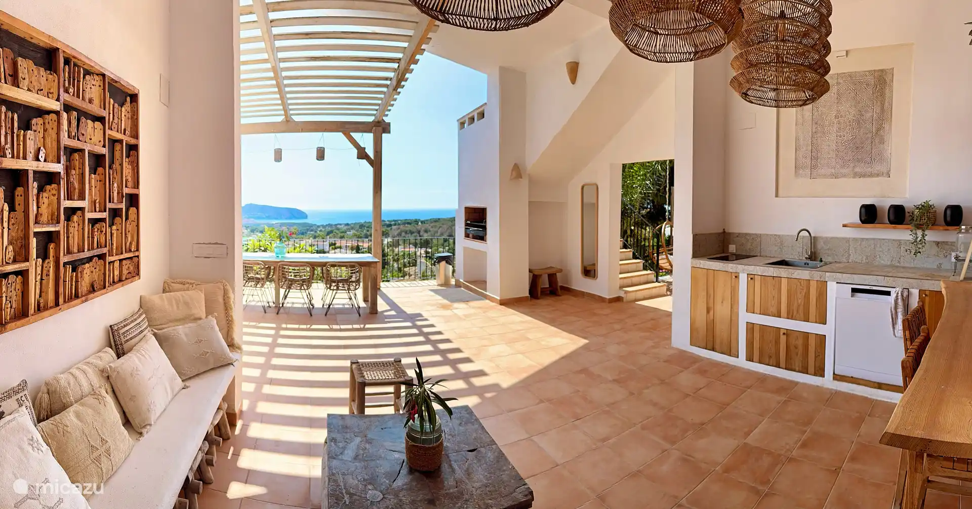 Geräumige Außenküche mit Meerblick