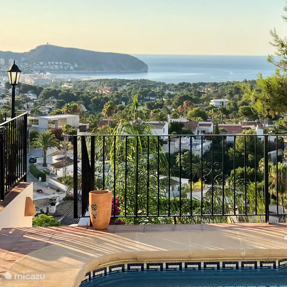 Blick über Moraira von der Poolterrasse 