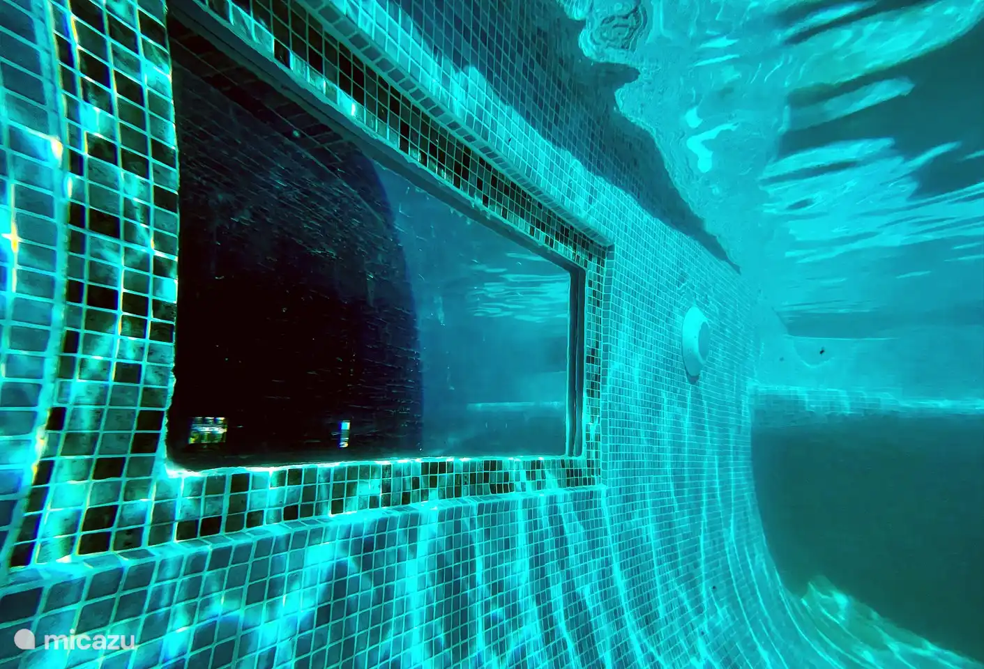 In unserem Schwimmbad haben wir ein Fenster eingebaut, von dem aus Sie auf die Außenküche schauen können und natürlich umgekehrt. Ein einzigartiges, verspieltes Ding!