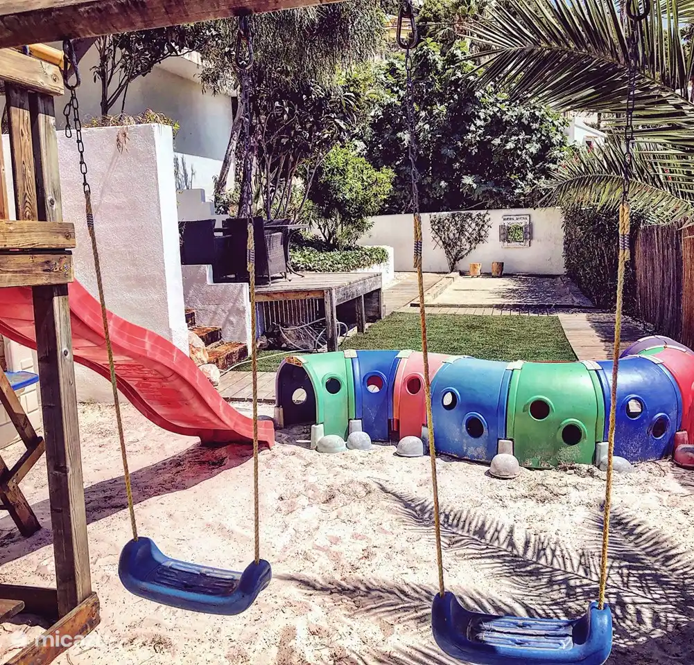 Spielplatz mit weichem und sicherem Sand, Bowlingbahn im Hintergrund