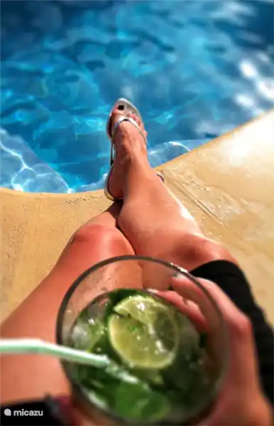 Genießen Sie einen Cocktail am Pool