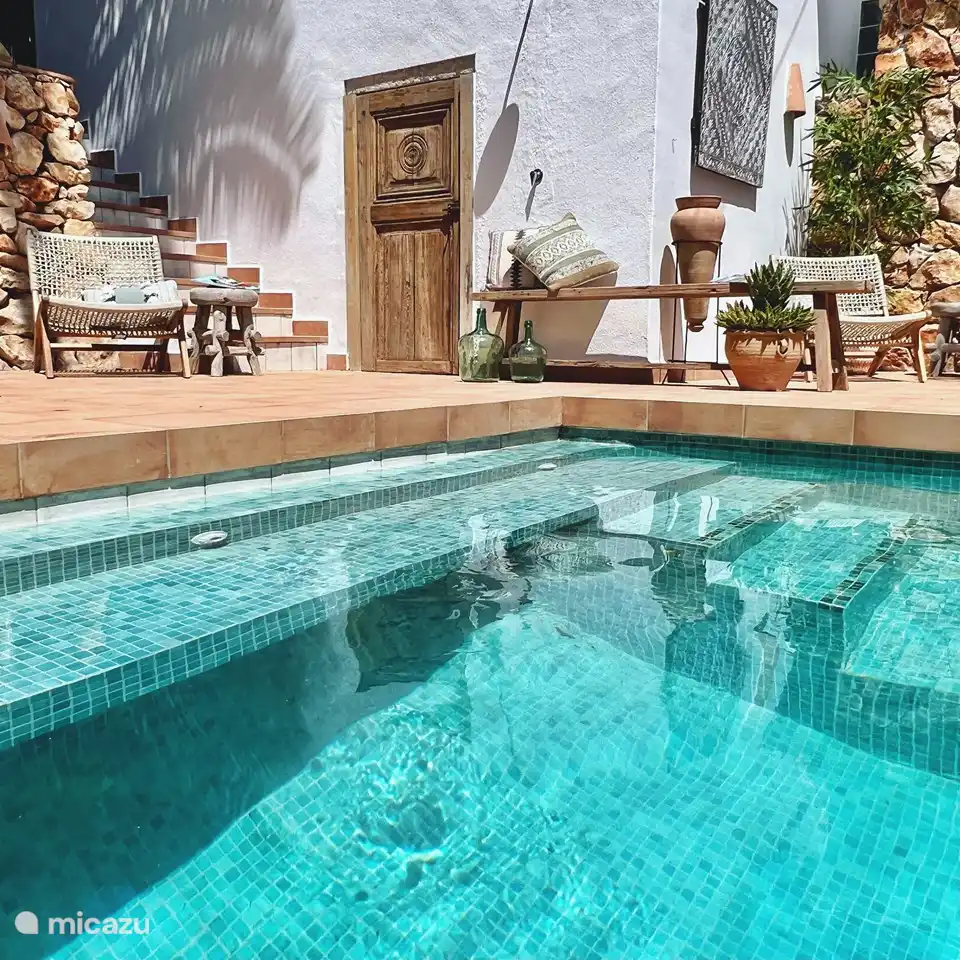 Bei der Renovierung unseres Schwimmbads im März 2022 wurde viel Sorgfalt walten lassen. Zum Beispiel haben wir versucht, die Sandfarben des Strandes und die azurblauen Meeresfarben zu vermitteln. 