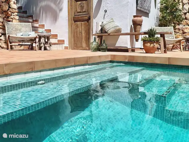 Villa Palma Real en España, Costa Blanca, Moraira - villa Se ha puesto mucho cuidado en renovar nuestra piscina en marzo de 2022. Por ejemplo, intentamos transmitir los colores de la arena de la playa y los colores azules del mar.