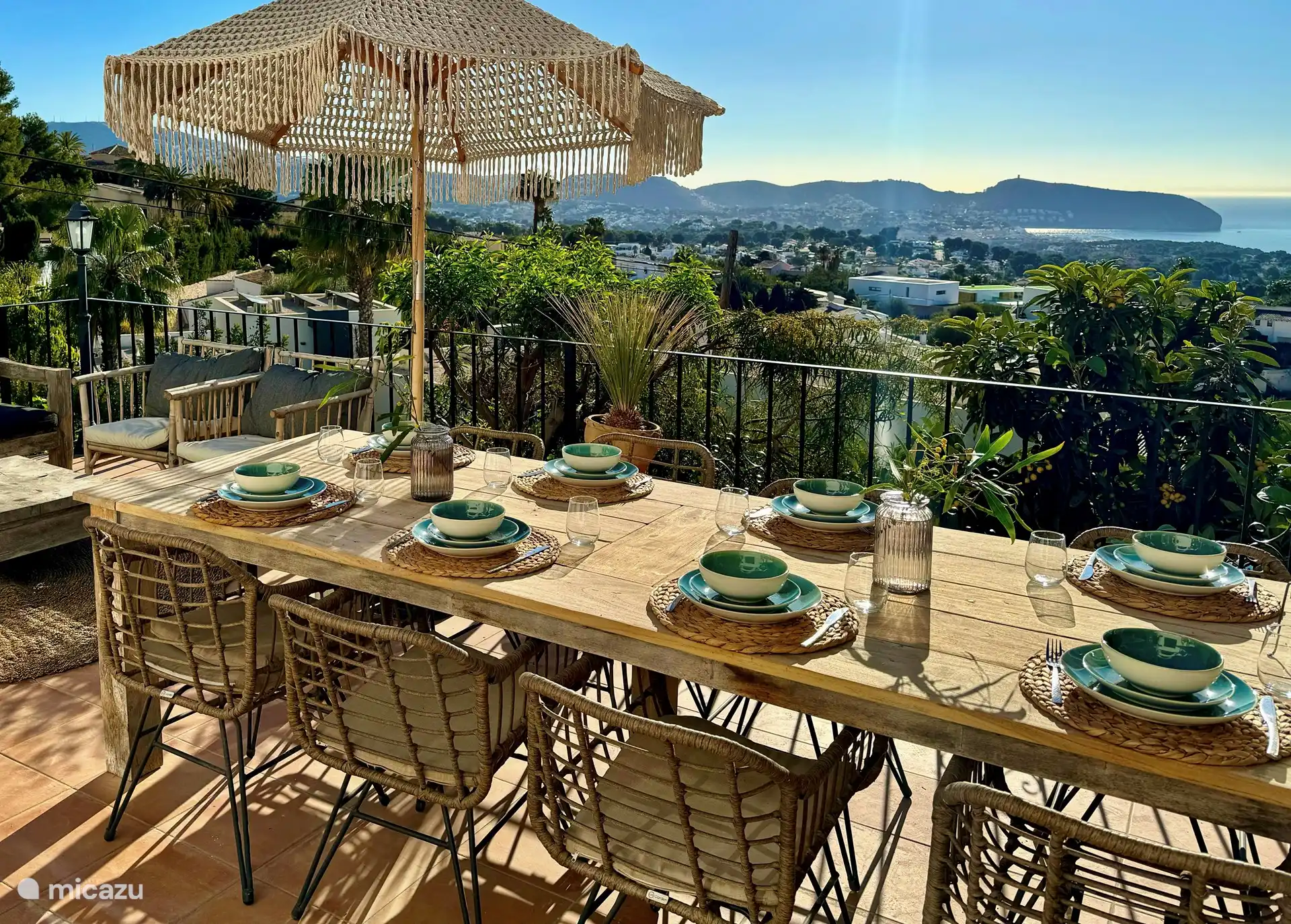 Esstisch auf der unteren Terrasse, auf der sich die Außenküche befindet. Sie haben einen herrlichen Meerblick!