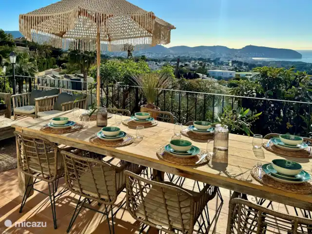 Villa Palma Real en España, Costa Blanca, Moraira - villa mesa de comedor en la terraza inferior donde se encuentra la cocina exterior. ¡Tienes una magnífica vista al mar!