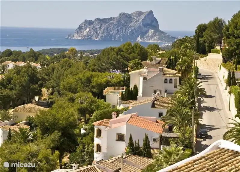 Blick auf die Villa Royal Palm in Moraira mit dem Felsen von Calpe in der Ferne