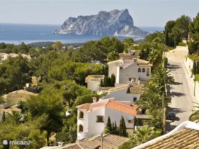 Villa Palma Real en España, Costa Blanca, Moraira - villa Vista de Villa Royal Palm en Moraira con el peñón de Calpe a lo lejos