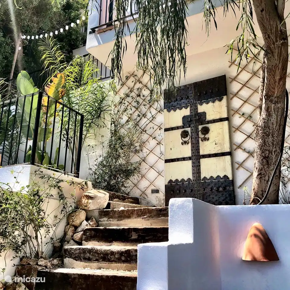 attraktiver Garten mit verschiedenen (kleinen) Terrassen, alle mit Meerblick