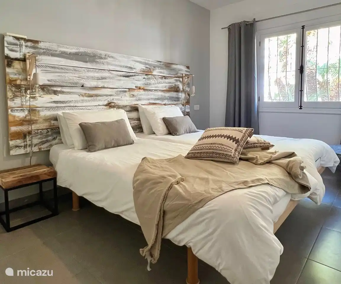 Eines der 5 Schlafzimmer, die gleichermaßen möbliert und gestylt sind, damit Sie das wunderbare Hotelgefühl in Ihrer Mietvilla erleben können.