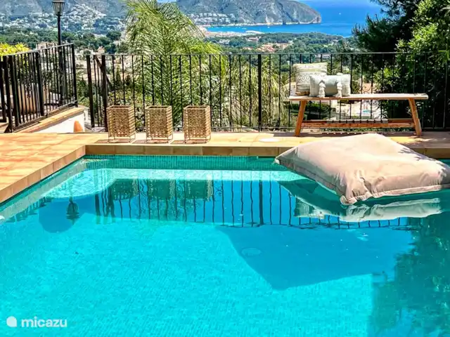 Villa Palma Real en España, Costa Blanca, Moraira - villa Vista desde la piscina sobre el mar Mediterráneo.