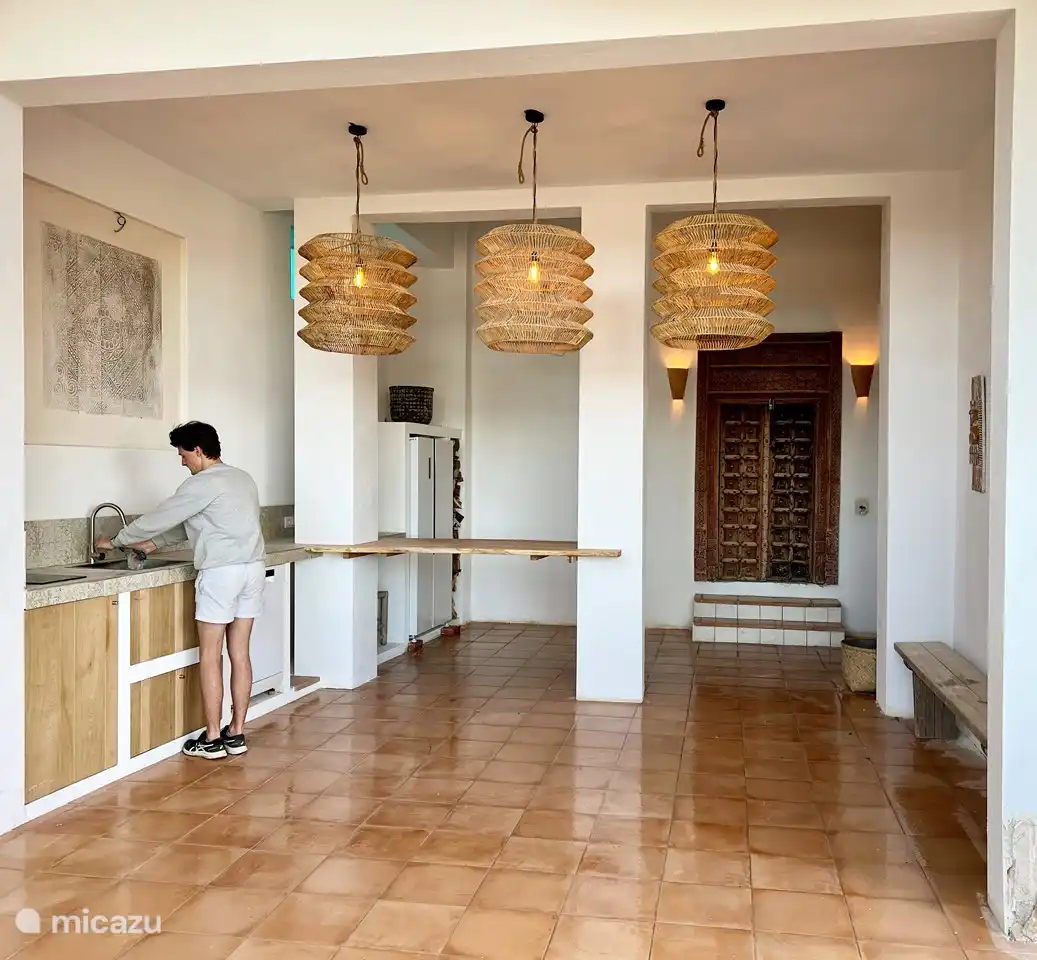 In unserer NEUEN Außenküche, die an die große Außenterrasse angrenzt, lässt es sich wunderbar kochen. In dieser Küche gibt es eine 3. Spülmaschine, Herd, großen Kühlschrank und somit voll ausgestattet.