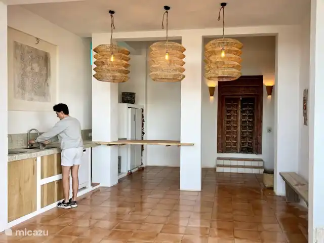 Villa Palma Real en España, Costa Blanca, Moraira - villa En nuestra NUEVA cocina al aire libre, que se encuentra junto a la gran terraza al aire libre, es maravilloso cocinar. En esta cocina hay un 3º lavavajillas, vitrocerámica, nevera grande y por lo tanto totalmente equipada.