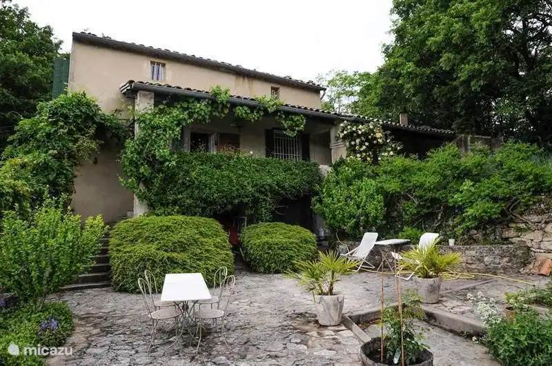 Reihenhaus im Hintergrund.