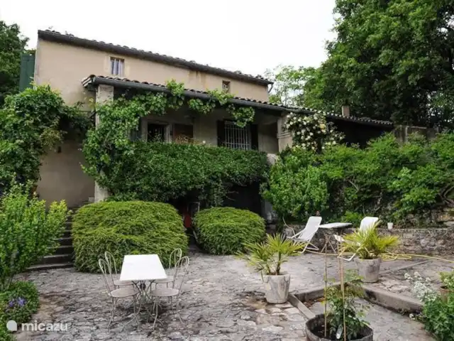 Location de Vacances France, Drôme, Le Poet-Laval, maison de vacances - Pierre à Feu Terrasse avec maison en arrière-plan.
