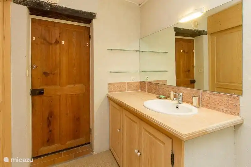 Das Badezimmer mit der Toilette im Erdgeschoss.